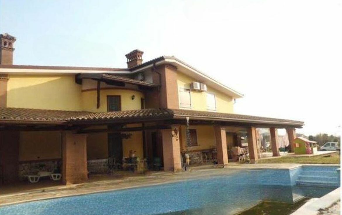 Villa con piscina a Sezze